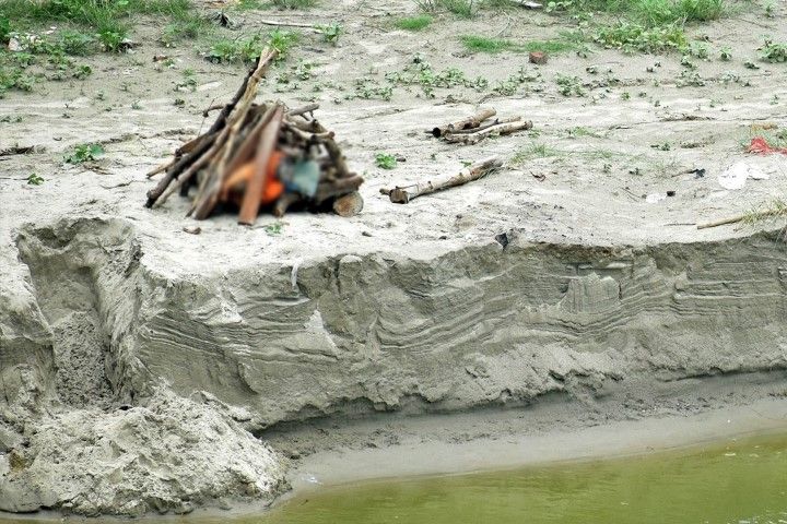 Hindistan'da şiddetli yağış gömülmüş yüzlerce cesedi ortaya çıkardı