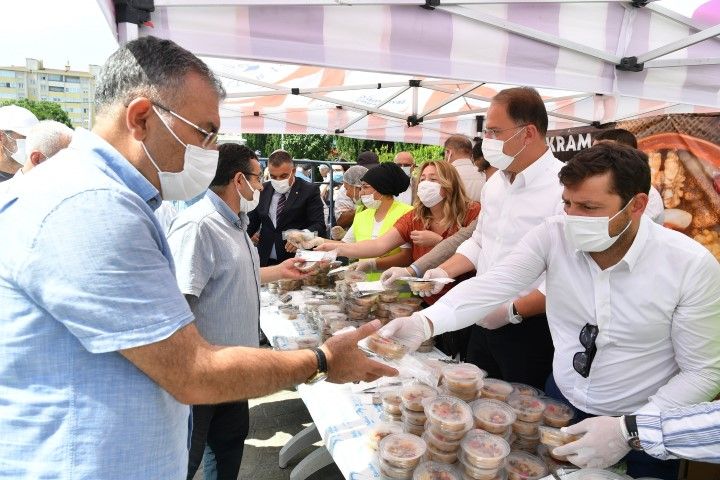 BEYLİKDÜZÜ’NDE 11 BİN KİŞİYE AŞURE DAĞITIMI YAPILDI (6)