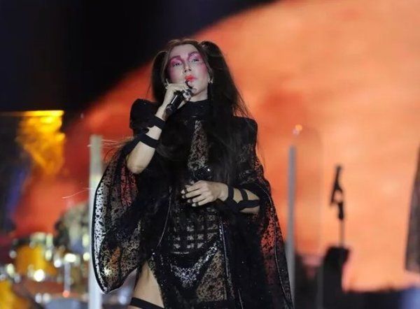 hande-yener-konserde-bikini-bir-kiyafet