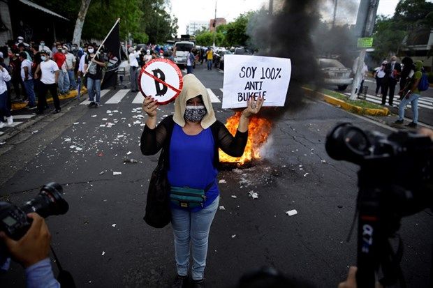 el salvador bitcoin protesto