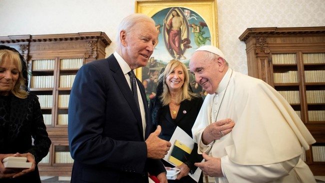 Papa Franciscus joe biden