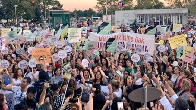 kyk-izmir-kadın-protesto