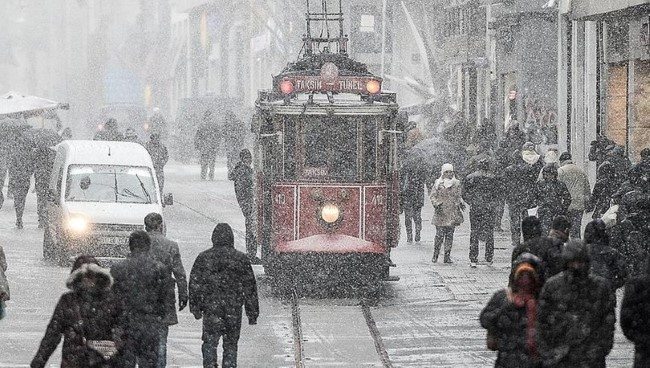 istanbul kar istiklal tramvay