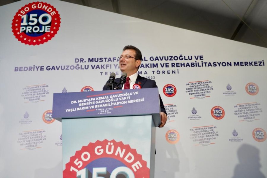 ekrem imamoğlu gülüyor