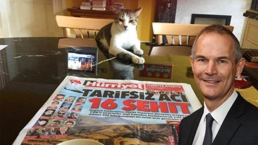 ingiltere eski istanbul Başkonsolosu Leigh Turner kedi