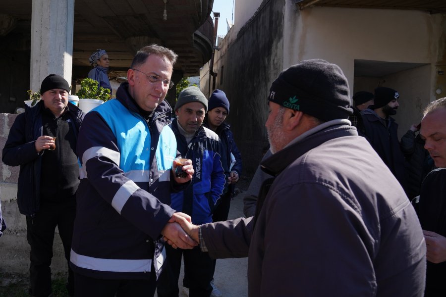 BAŞKAN ÇALIK DEPREMZEDELERİN ACILARINA ORTAK OLDU (3)