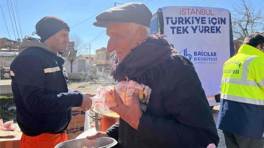 Bağcılar Belediyesi’nden deprem bölgesinde 12 bin kişiye 3 öğün sıcak yemek2