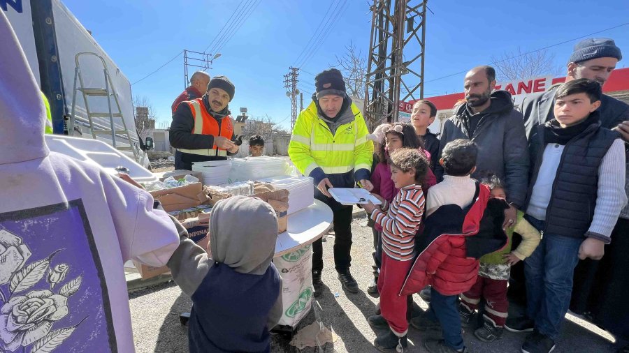 Bağcılar Belediyesi’nden deprem bölgesinde 12 bin kişiye 3 öğün sıcak yemek4