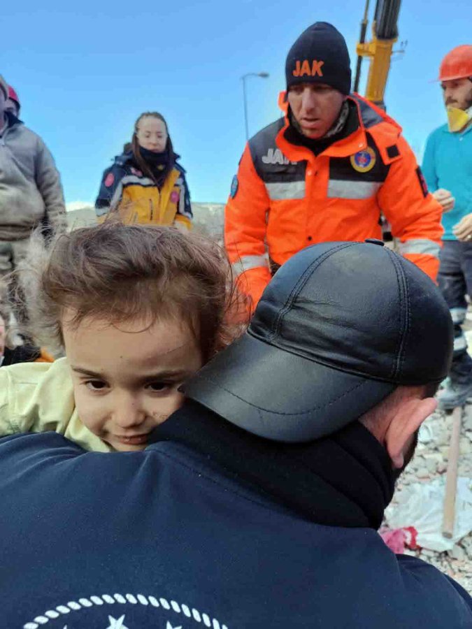 Enkaz altındaki anne ile kızı, papağan sayesinde kurtuldu3