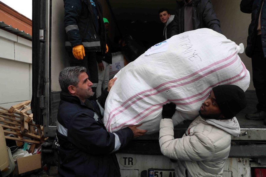 Yabancı öğrenciler depremzedeler için seferber oldu1