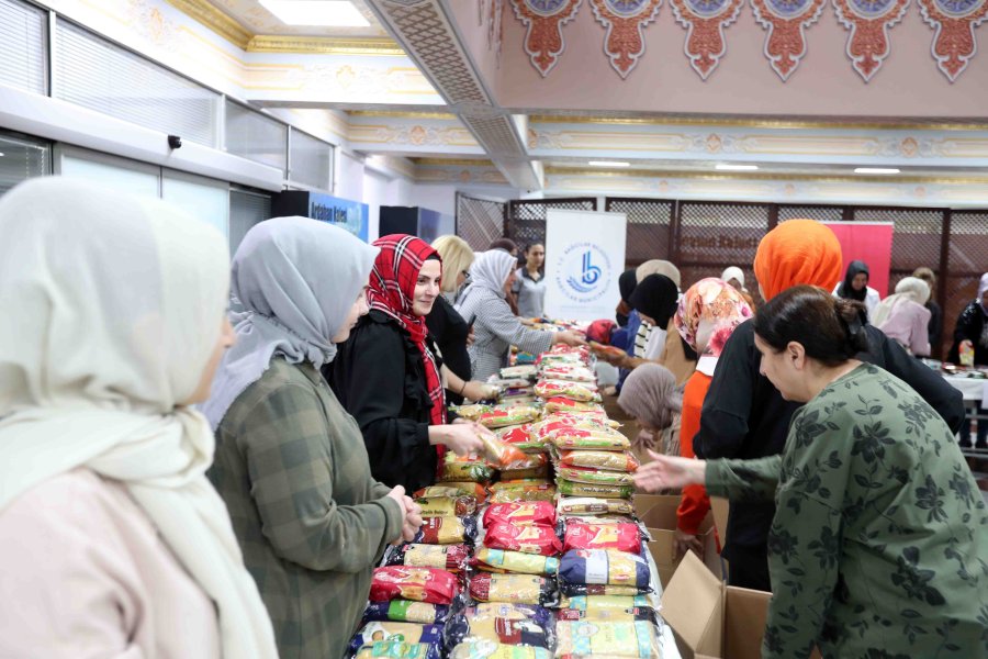 Bağcılarlı kadınlar, harçlıklarıyla depremzedeler için gıda kolisi hazırladılar1
