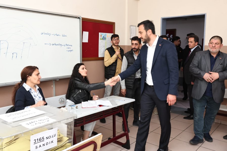 Bağcılar Belediye Başkanı Abdullah Özdemir, eşiyle birlikte oy kullandı (1)