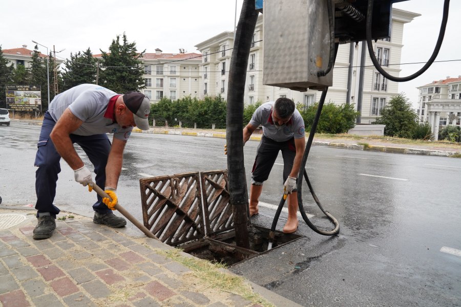 KUVVETLİ YAĞIŞ ÖNCESİ BEYLİKDÜZÜ'NDE TEDBİRLER ALINDI (1)